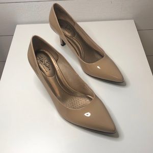 Life Stride Neutral Beige Patent Leather 3” Pump, Soft System Flex Sole Womens 9